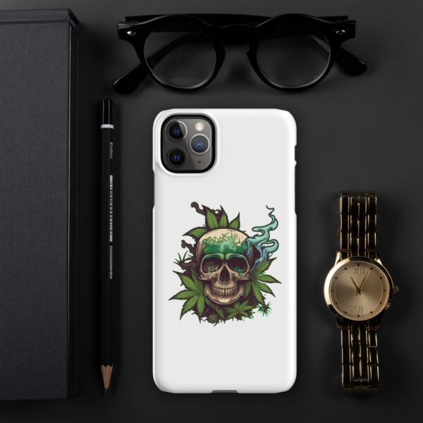 Smoky Skull Highs Snap case for iPhone®