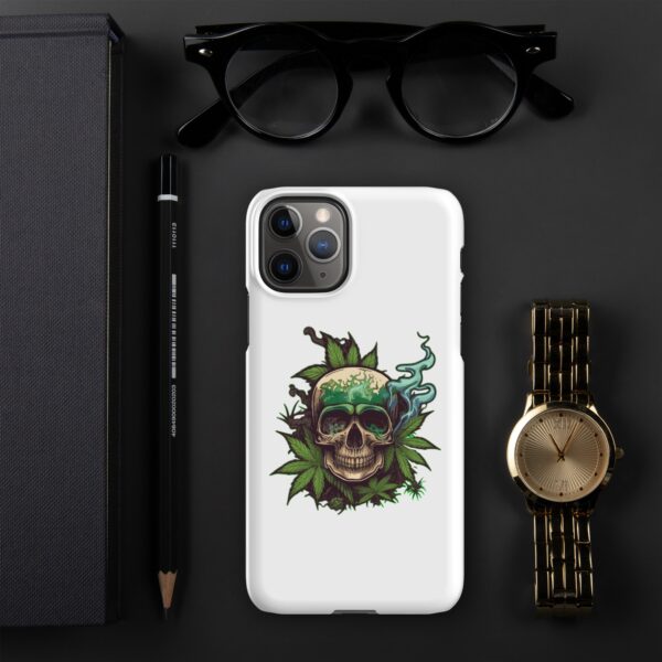 Smoky Skull Highs Snap case for iPhone®